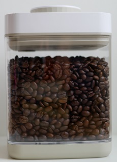 真空保存容器セビア2.4Lサイズでコーヒー豆を真空保存